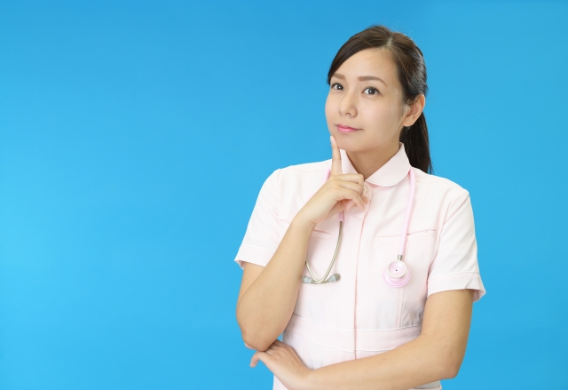 ちょっと考える看護師