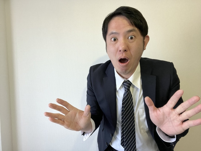 驚く男性
