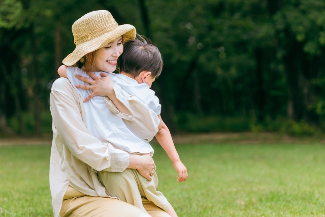 男の子を抱くお母さん