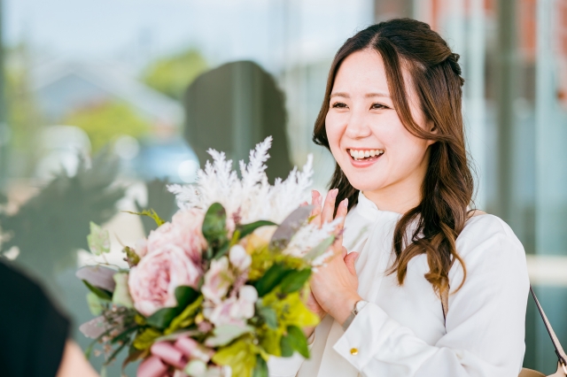 退職でお花をもらう女性