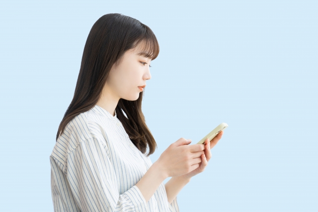 スマホを見つめる女性