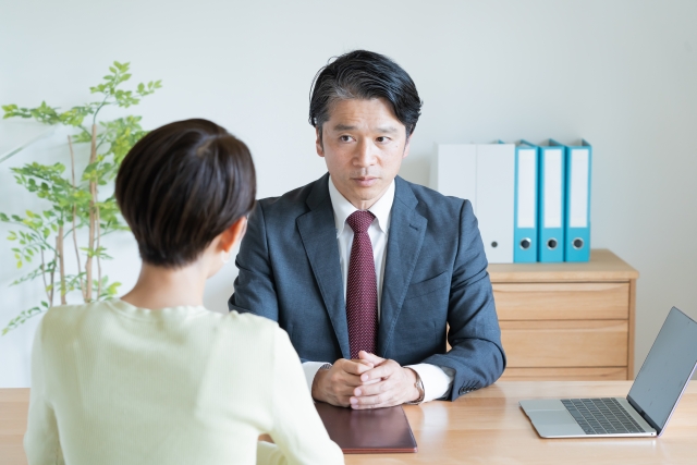 男女が相談中