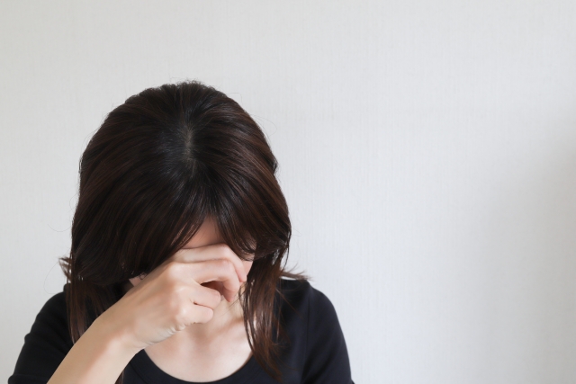 落ち込む女性