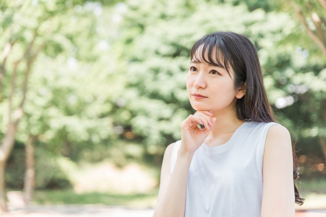 ちょっと考え事をする女性