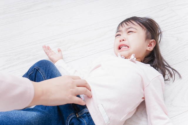 寝転んで泣き叫ぶ女の子