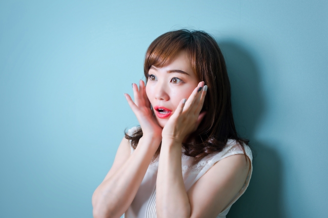 驚く女性