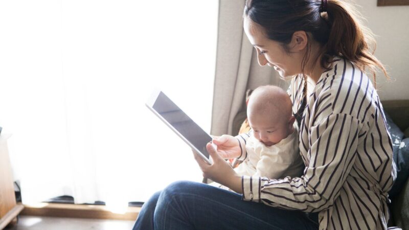 子育て情報を調べる女性